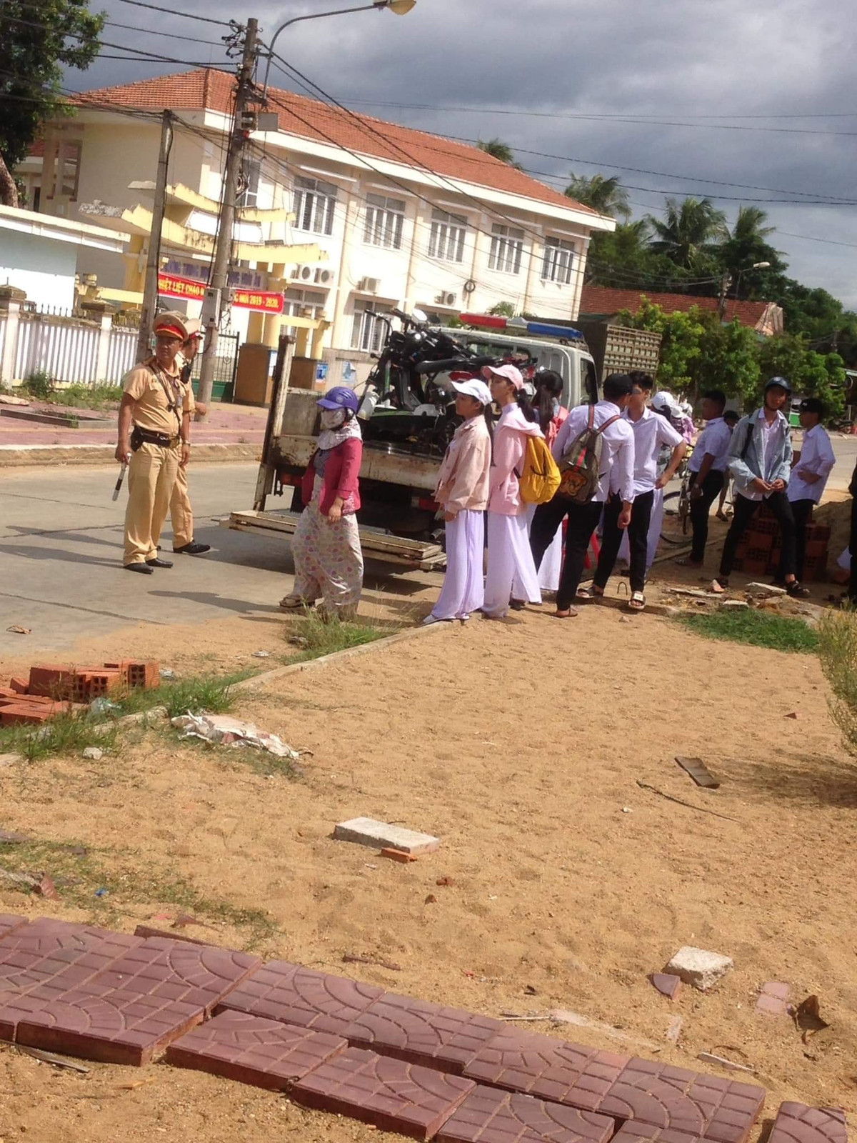 Mặc dù hành vi không đội mũ bảo hiểm khi ngồi trên xe điện là vi phạm luật giao thông đường bộ nhưng tình trạng học sinh vi phạm vẫn diễn ra tràn lan khiến không ít người thấy ái ngại. Ảnh: N.M.C/Trường Người Ta