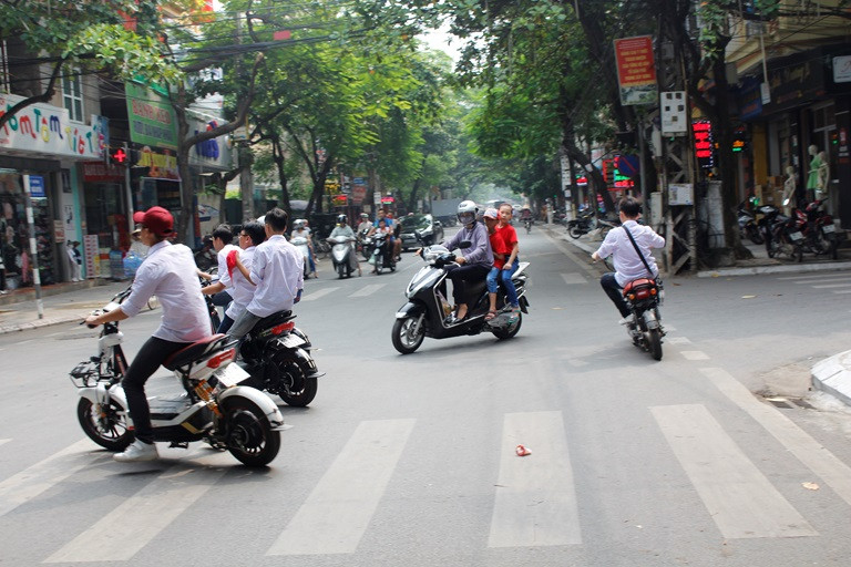 Mặc dù có chế tài xử lý rất nghiêm với những trường hợp không đội mũ bảo hiểm khi tham gia giao thông, nhưng nhiều học sinh đã phớt lờ. Ảnh: Tổng hợp