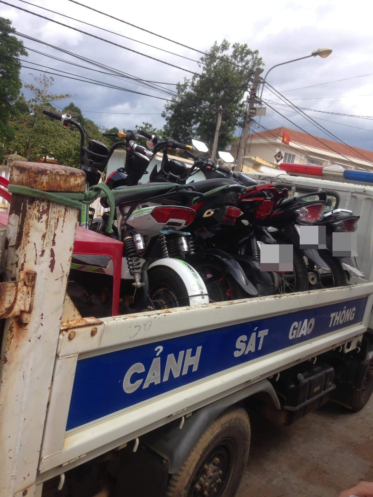 Mới đây, một số hình ảnh về nhóm học sinh bị công an "tóm gọn" khi không đội mũ bảo hiểm điều khiển xe máy điện đã khiến cư dân mạng bức xúc. Ảnh: N.M.C/Trường Người Ta