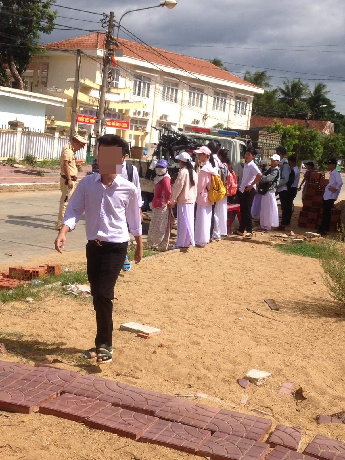 "Dù là ngày khai giảng nhưng đồng tình với việc các em học sinh nên đội mũ bảo hiểm đầy đủ khi tham gia giao thông", tài khoản có tên H.N chia sẻ. Hay một tài khoản Facebook khác có tên L.A bày tỏ quan điểm: "Nhà trường và phụ huynh cần có biện pháp xử lý triệt để hơn nữa, việc các em học sinh điều khiển xe đạp điện, xe máy điện không đội mũ còn gây ảnh hưởng đến chính các em cũng như nhiều người khác".Ảnh: N.M.C/Trường Người Ta