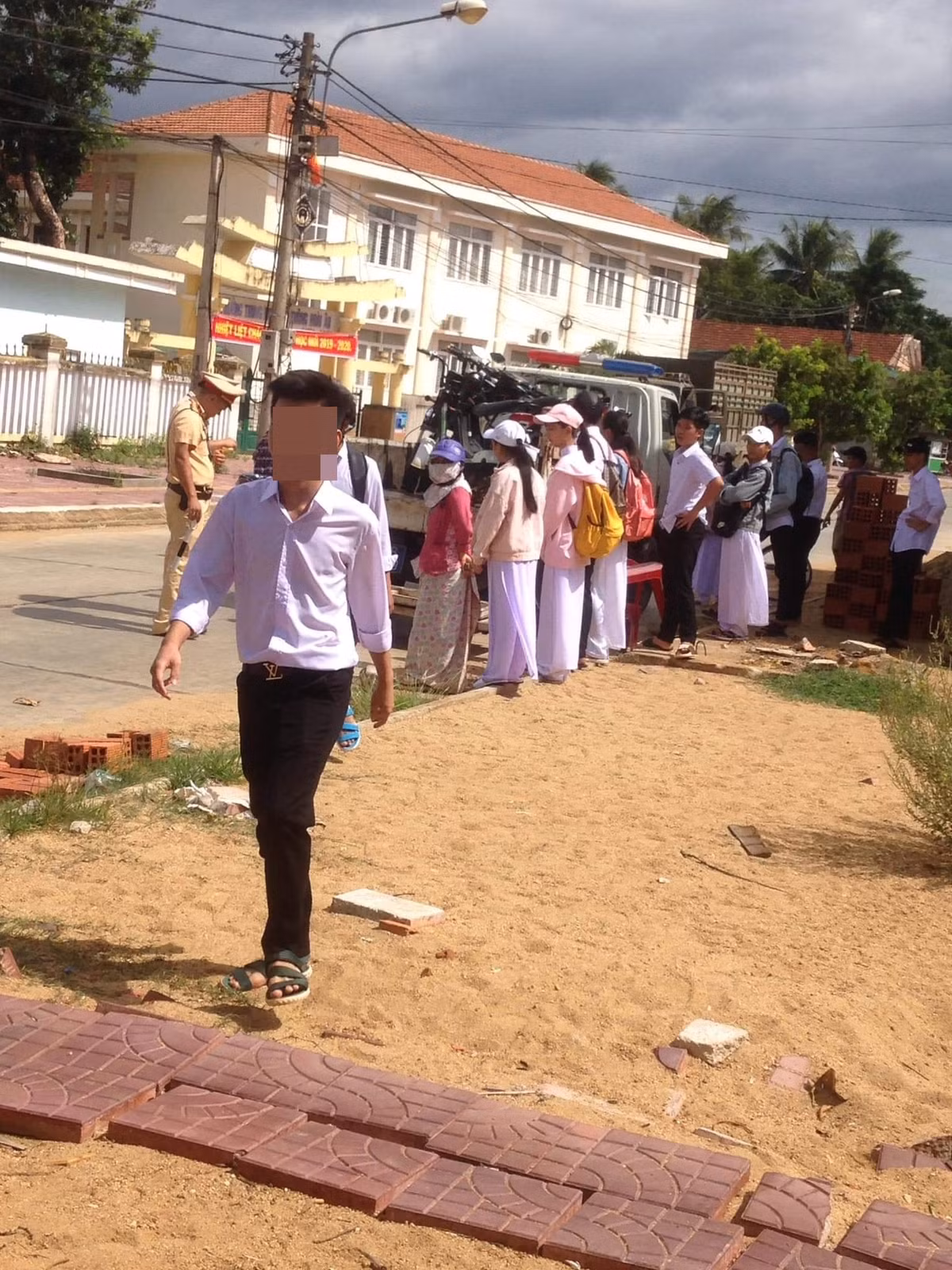 "Dù là ngày khai giảng nhưng đồng tình với việc các em học sinh nên đội mũ bảo hiểm đầy đủ khi tham gia giao thông", tài khoản có tên H.N chia sẻ. Hay một tài khoản Facebook khác có tên L.A bày tỏ quan điểm: "Nhà trường và phụ huynh cần có biện pháp xử lý triệt để hơn nữa, việc các em học sinh điều khiển xe đạp điện, xe máy điện không đội mũ còn gây ảnh hưởng đến chính các em cũng như nhiều người khác".Ảnh: N.M.C/Trường Người Ta