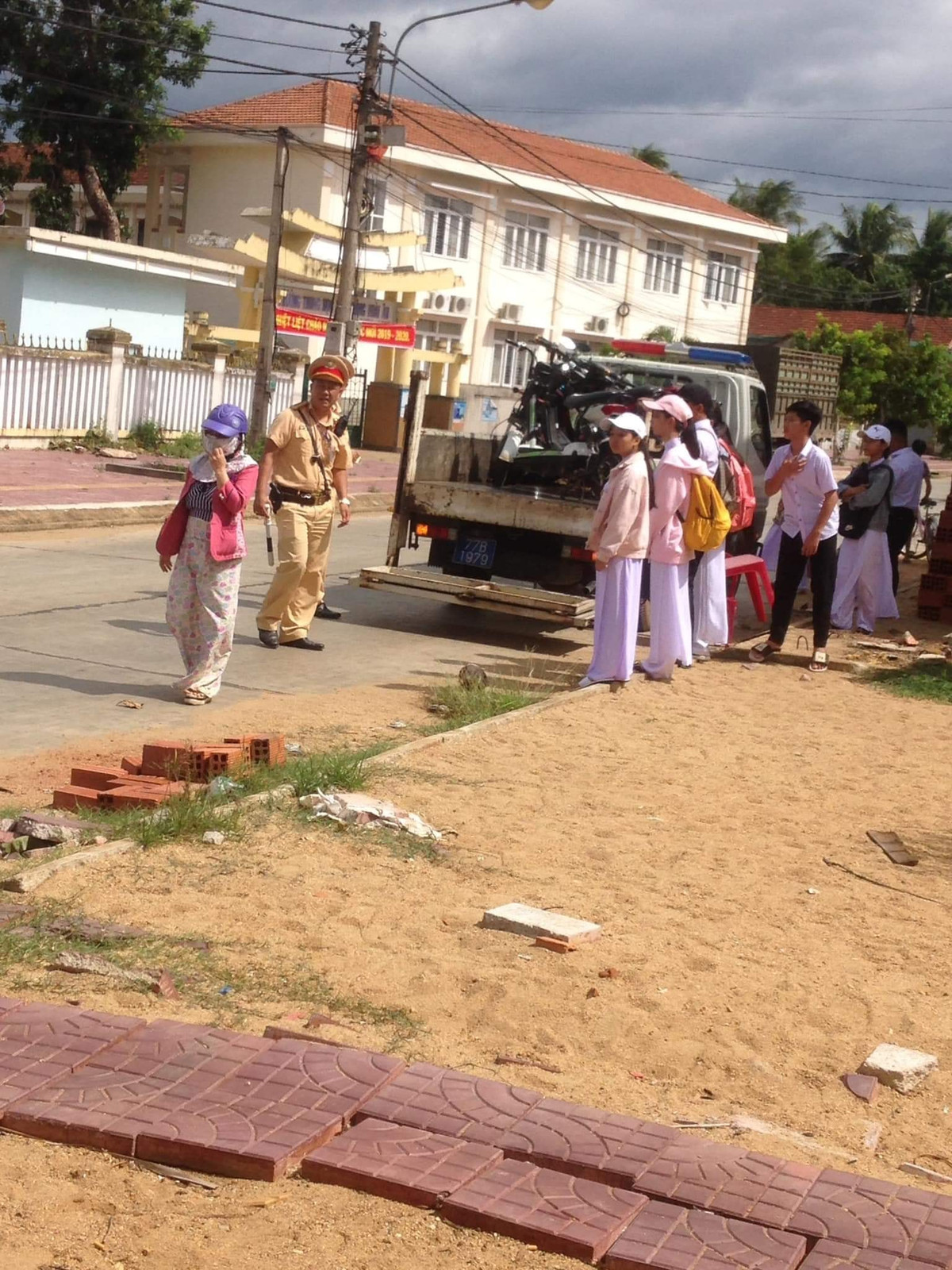 Hình ảnh học sinh không đội mũ bảo hiểm, điều khiển xe máy điện đi hiện ngang trên đường là hình ảnh dễ thấy vào giờ đến trường, tan trường tại các con phố tập trung nhiều trường học. Ảnh: N.M.C/Trường Người Ta