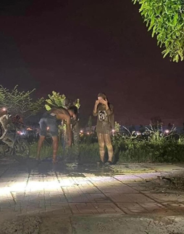 Trong tình cảnh đó, chàng trai dù hốt hoảng nhưng vẫn phải cố tìm được chiếc dép của mình khiến cho mọi người xung quanh phải nhịn cười. Có lẽ, đây sẽ là buổi hẹn hò đáng nhớ với chàng trai, cô gái này. Ảnh: Chụp màn hình TikTok N.N.S