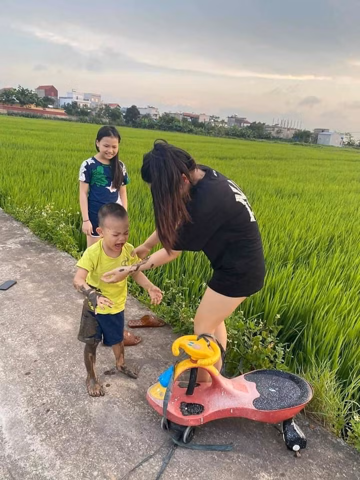 Nhìn hình ảnh em bé lấm lem hết người vì bùn đất đứng khóc trên đường sau "tai nạn", cư dân mạng vừa thương lại vừa buồn cười.