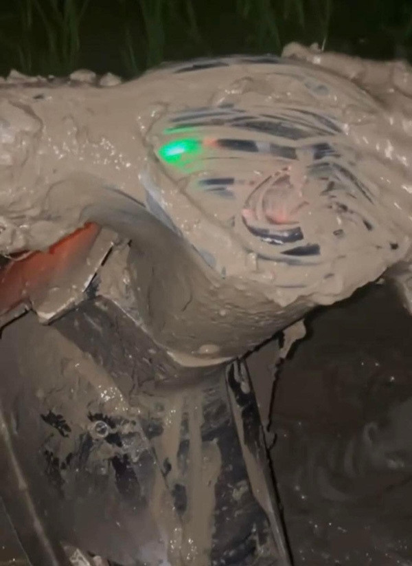 Khi một người qua đường dừng lại hỏi thăm thì cô gái cho biết bản thân mình không sao và nhờ mọi người cùng "giải cứu" chiếc xe lên bờ. Ảnh: Chụp màn hình TikTok N.N.S