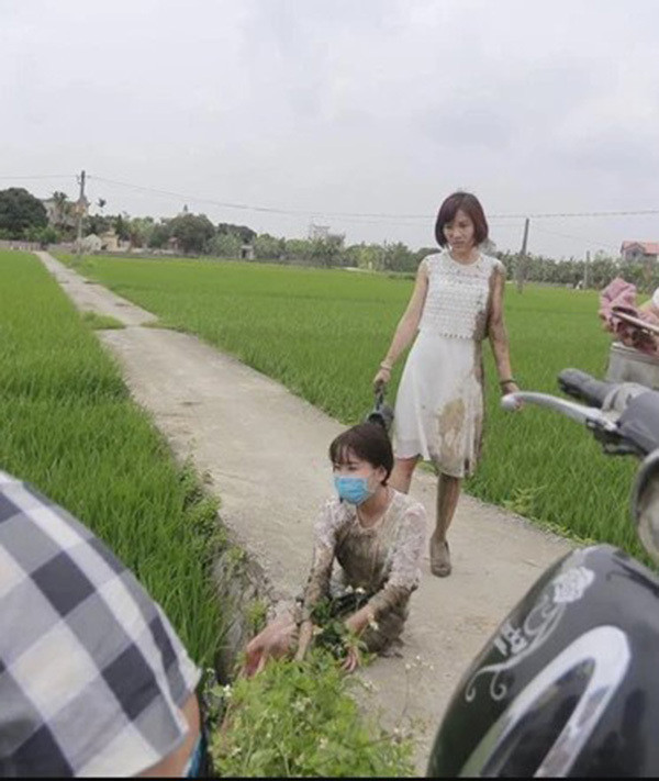 Qua những bức ảnh được đăng tải, có thể thấy 2 cô gái này đã lên đồ, trang điểm vô cùng xinh đẹp nhưng khi gặp chuyện thì lại tỏ ra thất thần, hoảng hốt. Sau cú ngã, cả 2 thiếu nữ đã bị bùn đất làm cho lấm lem hết. Chiếc váy trắng diện đi ăn cưới không còn được tinh khôi như trước nữa.