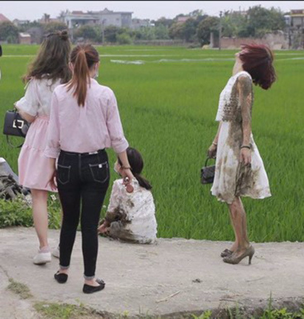 Trước đó hình ảnh hai cô gái mặc váy trắng đi ăn cưới nhưng lại bị ngã xuống ruộng từng gây cười cho cư dân mạng.