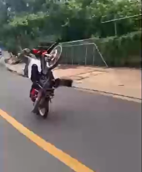 Bên cạnh đó, các ý kiến khác cũng cho rằng, đây là hành động vi phạm luật an toàn giao thông nên phải bị xử phạt nghiêm chỉnh.