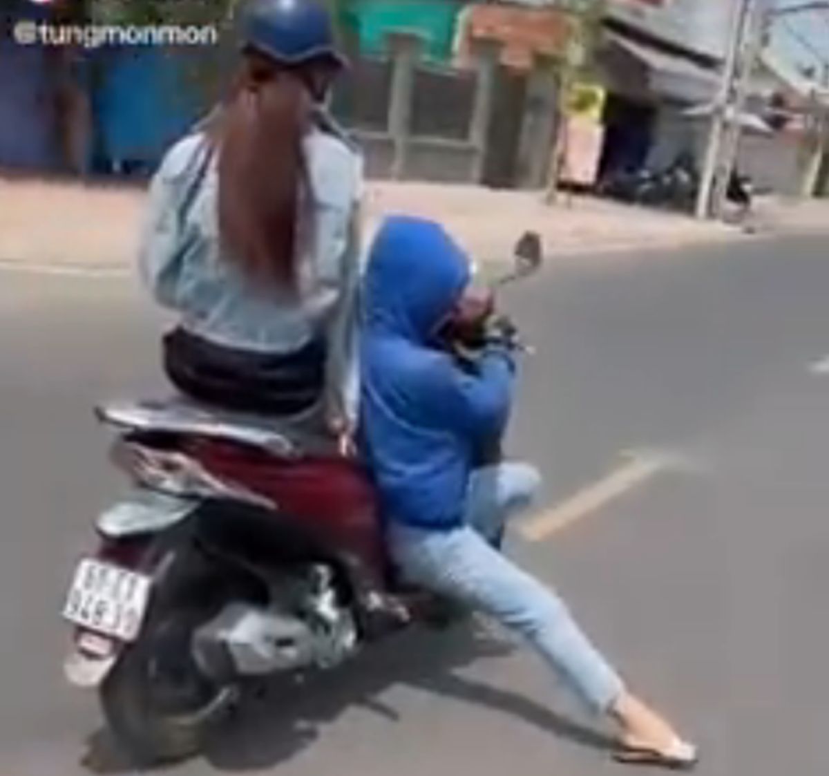 Chiếc xe máy này còn đi sát những chiếc xe tải lớn khiến ai nấy đều thót tim khi xem clip. Nhiều người cho rằng, cả hai đang ''làm xiếc" trên đường, lái xe vô cùng nguy hiểm.