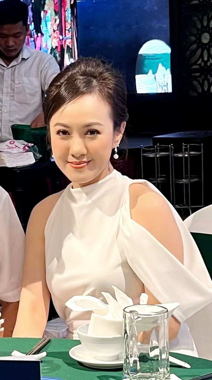 Mới đây, nữ BTV Hoài Anh gây bất ngờ khi xuất hiện xinh đẹp trên trang cá nhân. Có thể thấy ở tuổi 42 nhưng cô vẫn giữ được nhan sắc trẻ mãi không già.