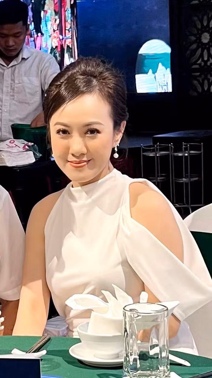 Mới đây, nữ BTV Hoài Anh gây bất ngờ khi xuất hiện xinh đẹp trên trang cá nhân. Có thể thấy ở tuổi 42 nhưng cô vẫn giữ được nhan sắc trẻ mãi không già.