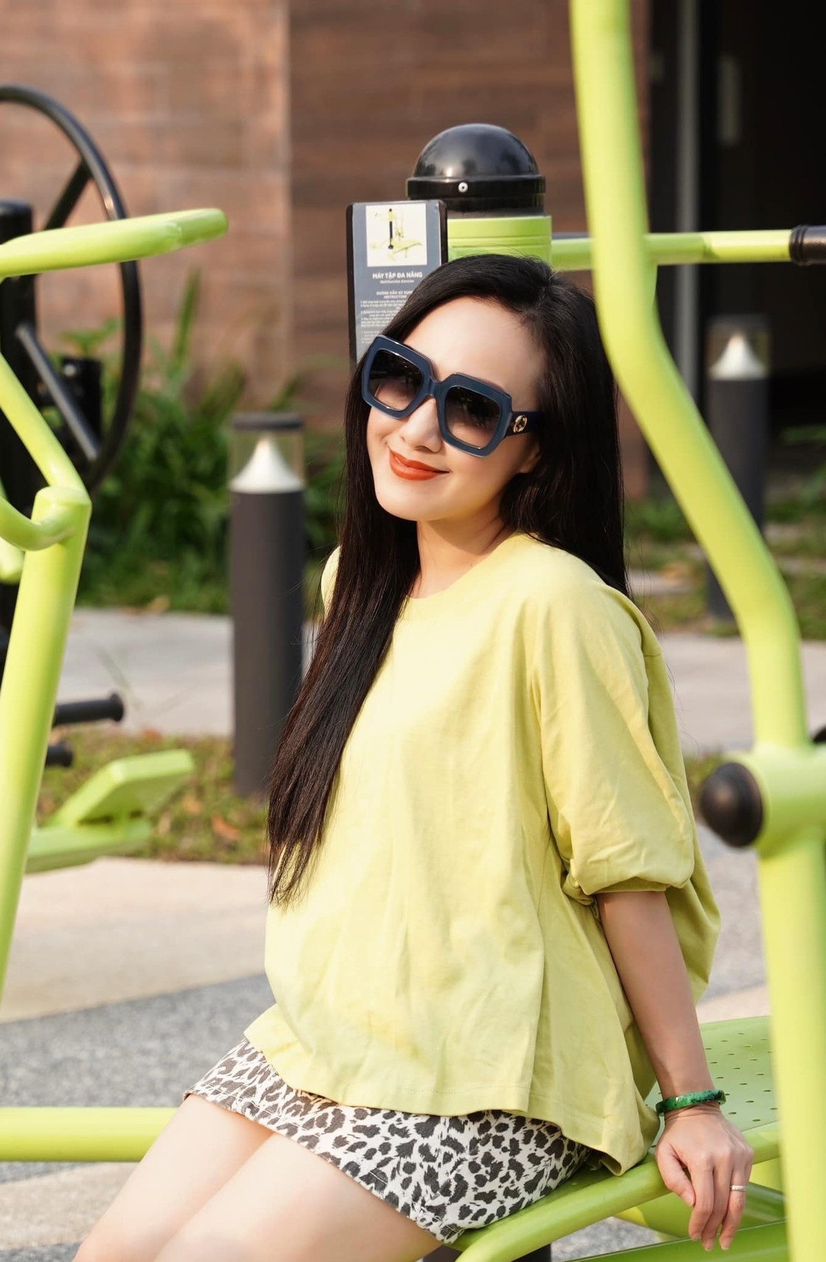 Cô luôn ghi điểm mỗi lần xuất hiện nhờ gương mặt tươi trẻ cùng gu thời trang ấn tượng.