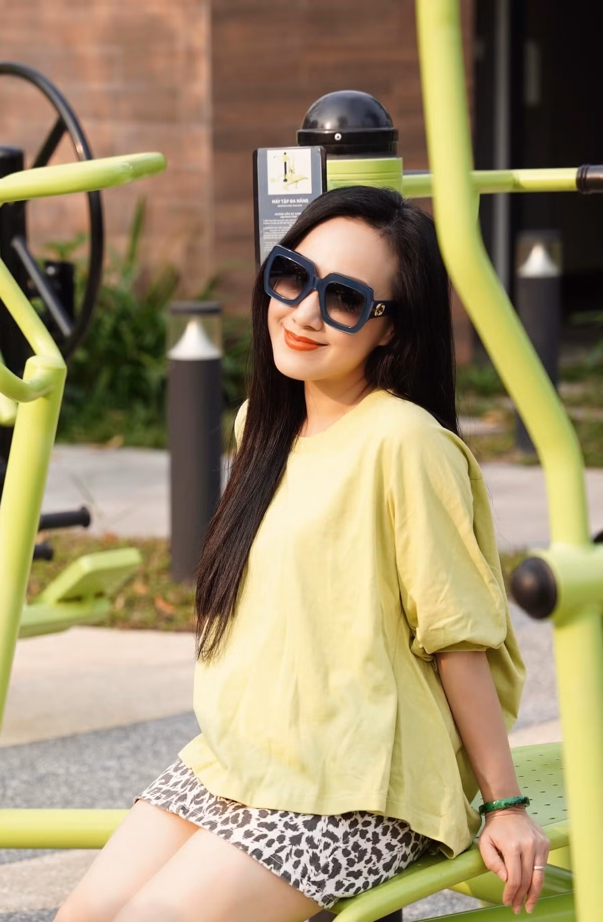 Cô luôn ghi điểm mỗi lần xuất hiện nhờ gương mặt tươi trẻ cùng gu thời trang ấn tượng.