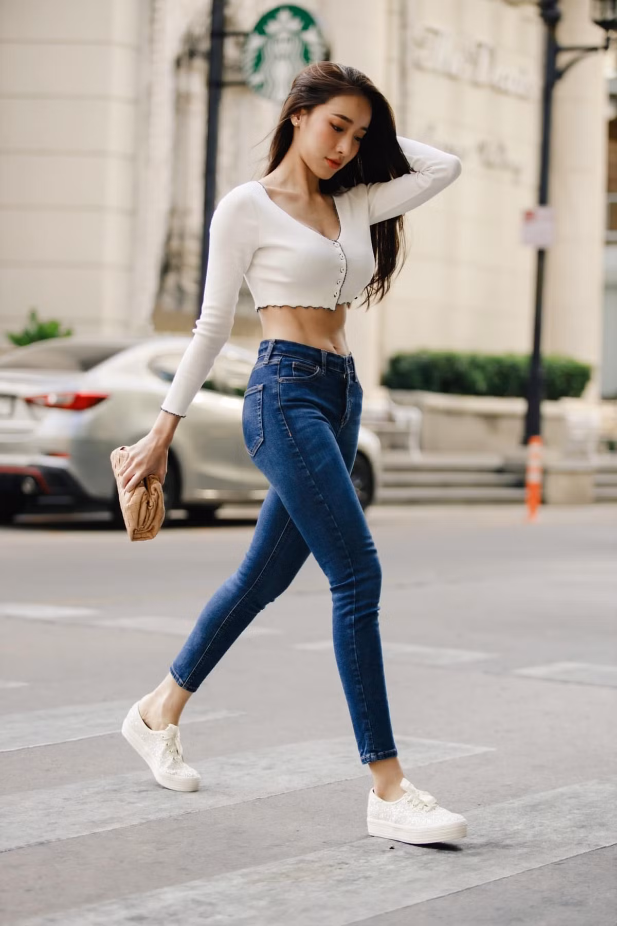 Mook Pichana không ngần ngại khoe dáng trong những bộ trang phục gợi cảm, quyến rũ. Ảnh: IGNV