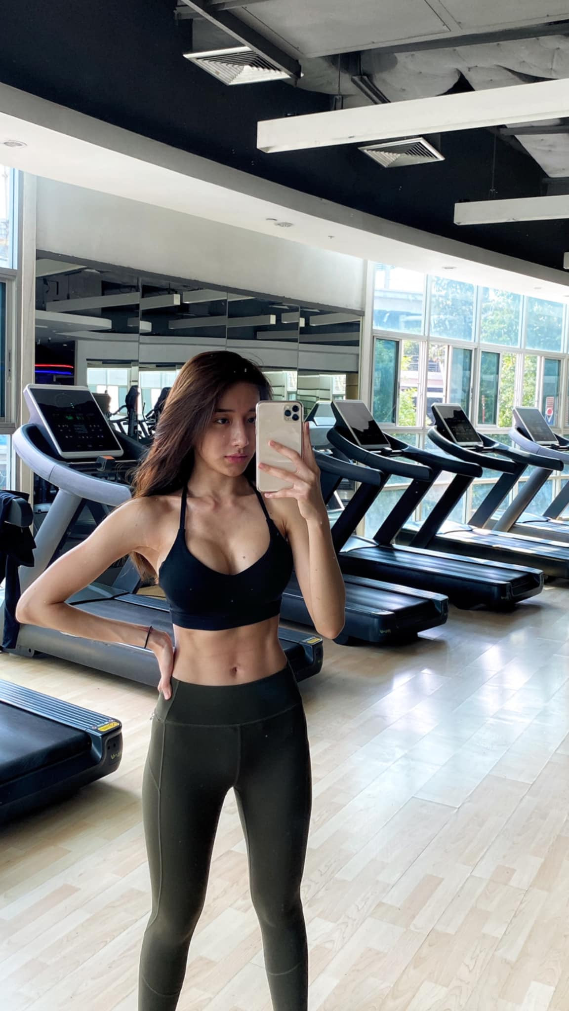 Với gương mặt đẹp tựa thiên thần cùng thân hình chuẩn mẫu, Pichana Yoosuk thường chọn cho mình những bộ đồ mỏng manh giúp tôn lên sắc vóc nữ thần.