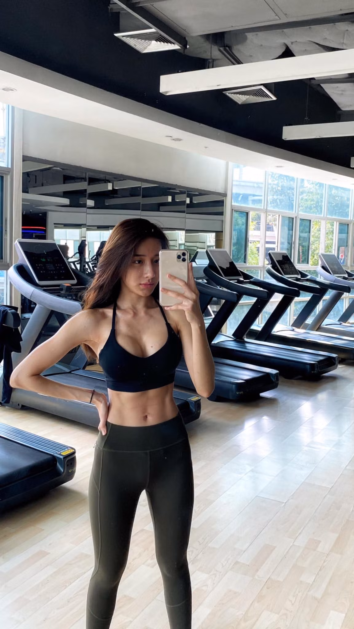 Với gương mặt đẹp tựa thiên thần cùng thân hình chuẩn mẫu, Pichana Yoosuk thường chọn cho mình những bộ đồ mỏng manh giúp tôn lên sắc vóc nữ thần.