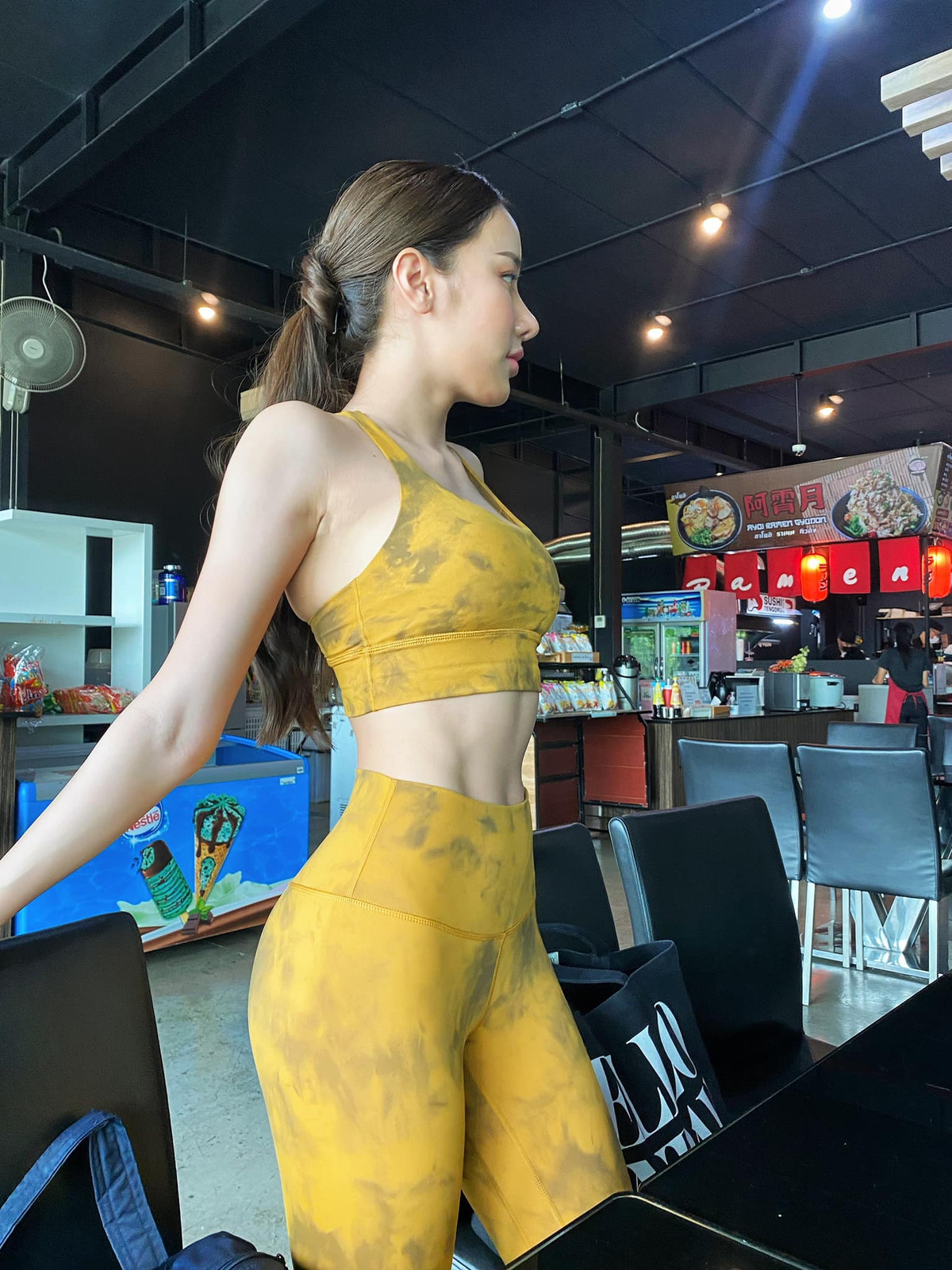 Pichana sở hữu thân hình nóng bỏng với chiều cao 1,7m và số đo 3 vòng là 83-55-84 cm, đặc biệt là gương mặt đẹp với sống mũi cao, bờ môi quyến rũ và ánh mắt biết nói.