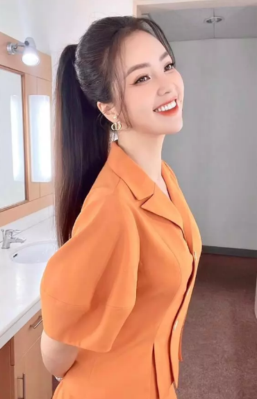 Tuy nhiên, xét về tổng thể, cô được nhận xét vẫn khá xinh đẹp, không khác là bao so với ảnh trên Facebook cá nhân là bao dù là khoảnh khắc chưa chỉnh sửa.