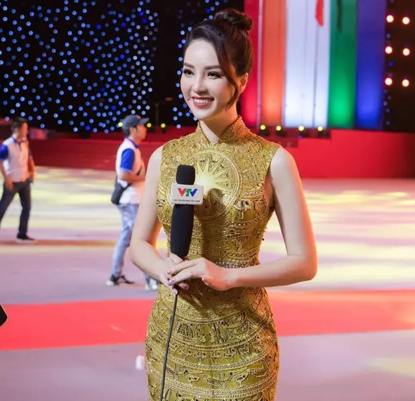 Ở một số bức hình bị chụp lén, chưa được chỉnh sửa, không căn chỉnh góc quay, nhìn gương mặt nàng Á hậu khá tròn trịa.