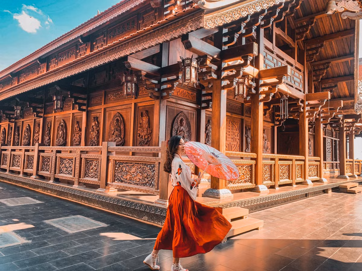 Ngôi chùa này mang đậm dấu ấn kiến trúc Phật Giáo và có sự đan xen hài hòa với văn hóa Tây Nguyên. Ảnh: Bao Tran