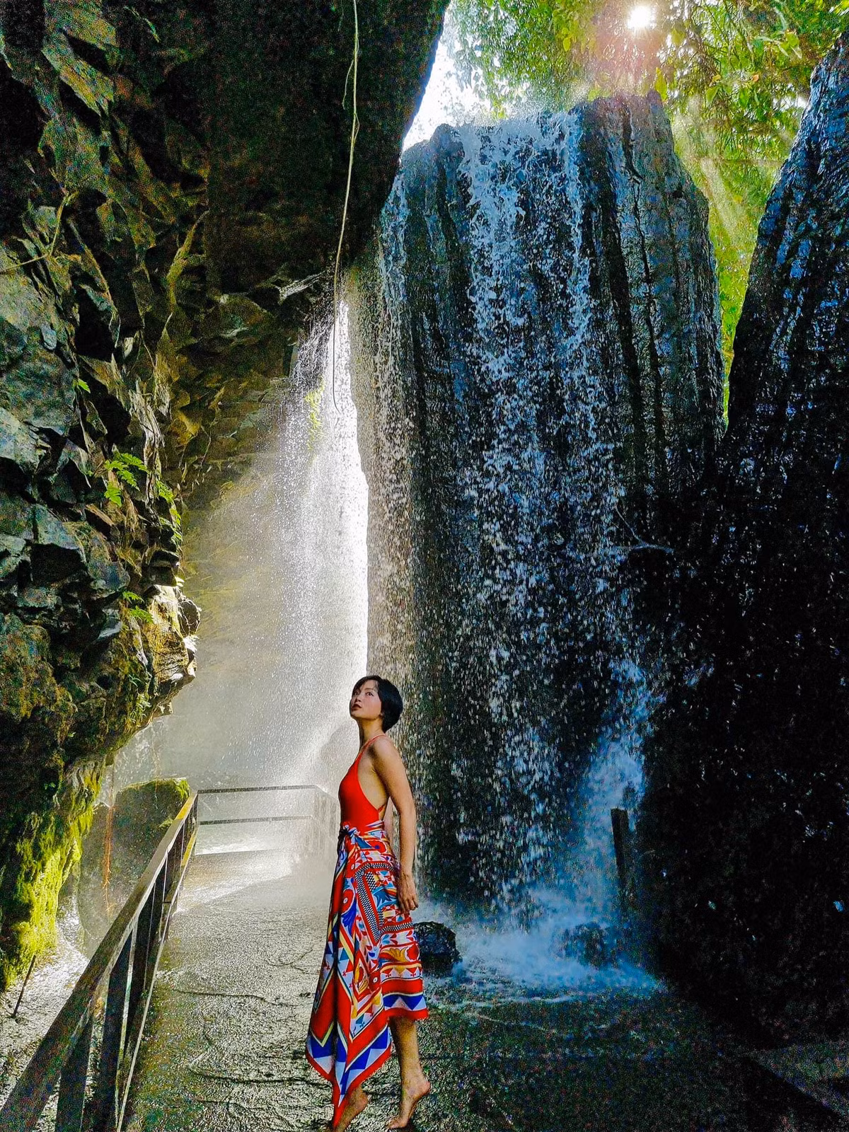 Không chỉ sở hữu vẻ đẹp mỹ miều từ thiên nhiên ban tặng, chính những câu chuyện sự tích gắn liền với con thác cũng đã khiến nơi đây trở thành địa điểm thu hút du khách ghé thăm. Ảnh: Nguyễn Thị Diệp Anh