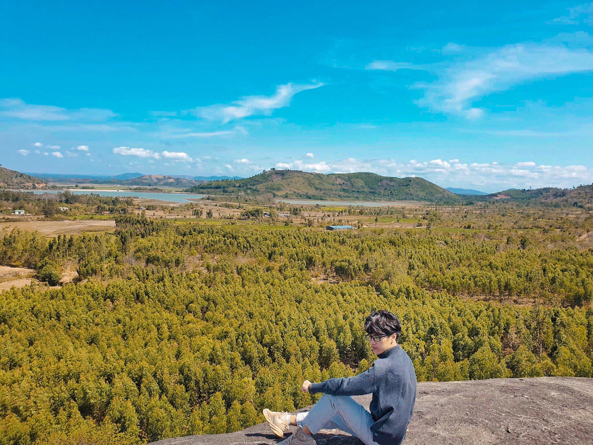 Từ đỉnh núi đá voi bạn có thể ngắm được cây cối xanh mượt, lúa xanh hoặc chín dập dìu theo từng đợt gió và tất nhiên là có những kiểu ảnh sống ảo để đời. Ảnh: Phan Bá Lộc