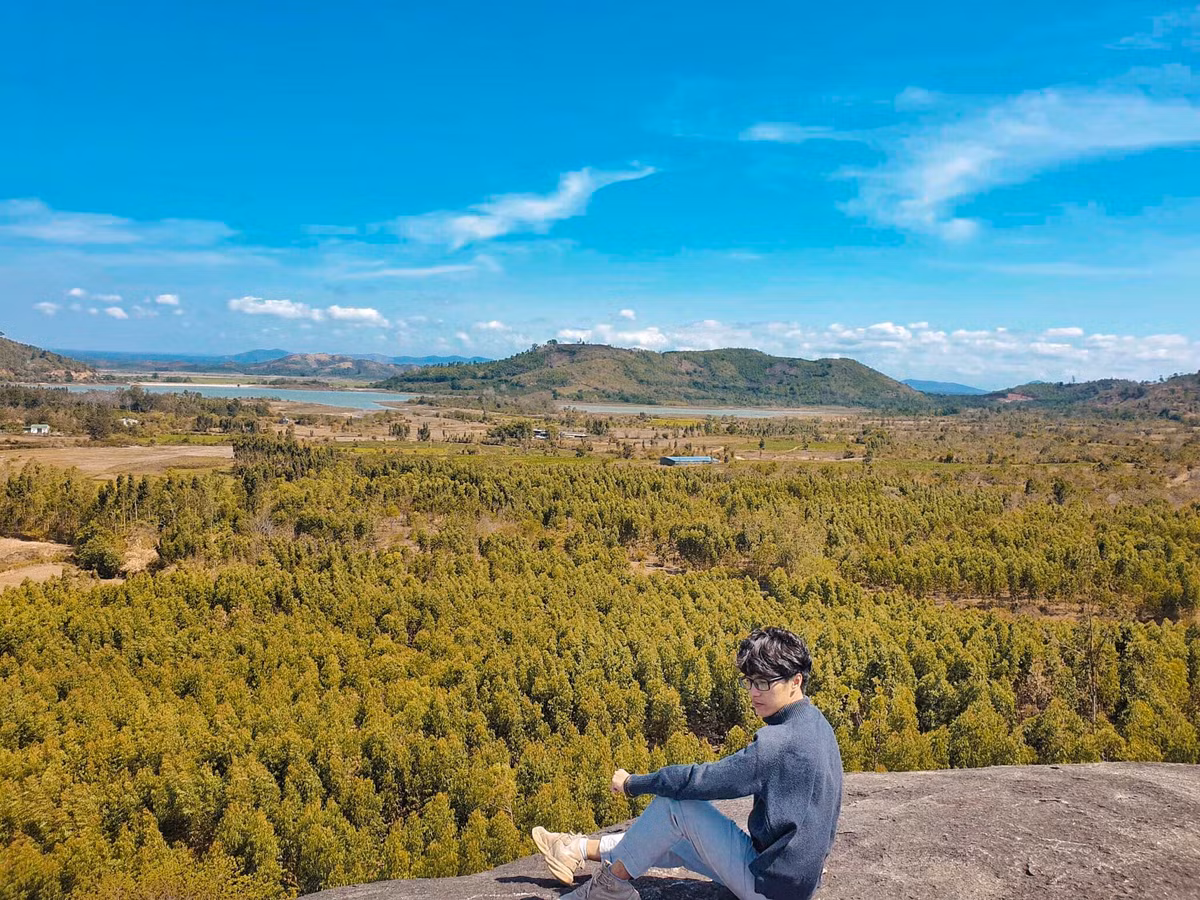 Từ đỉnh núi đá voi bạn có thể ngắm được cây cối xanh mượt, lúa xanh hoặc chín dập dìu theo từng đợt gió và tất nhiên là có những kiểu ảnh sống ảo để đời. Ảnh: Phan Bá Lộc