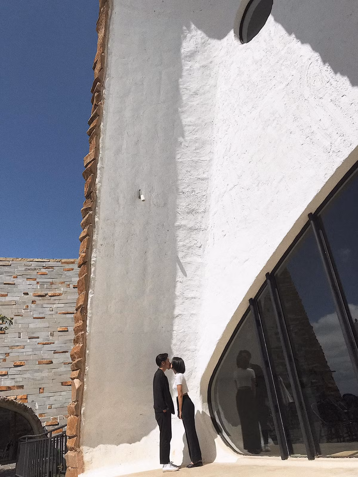 Kiến trúc ở đây được xây dựng từ cảm hứng của những mái nhà rông Tây Nguyên với không gian trải dài, kể lại văn hóa cà phê đặc sắc, là địa điểm check in lý tưởng cho khách du lịch. Ảnh: Bùi Huy Khang