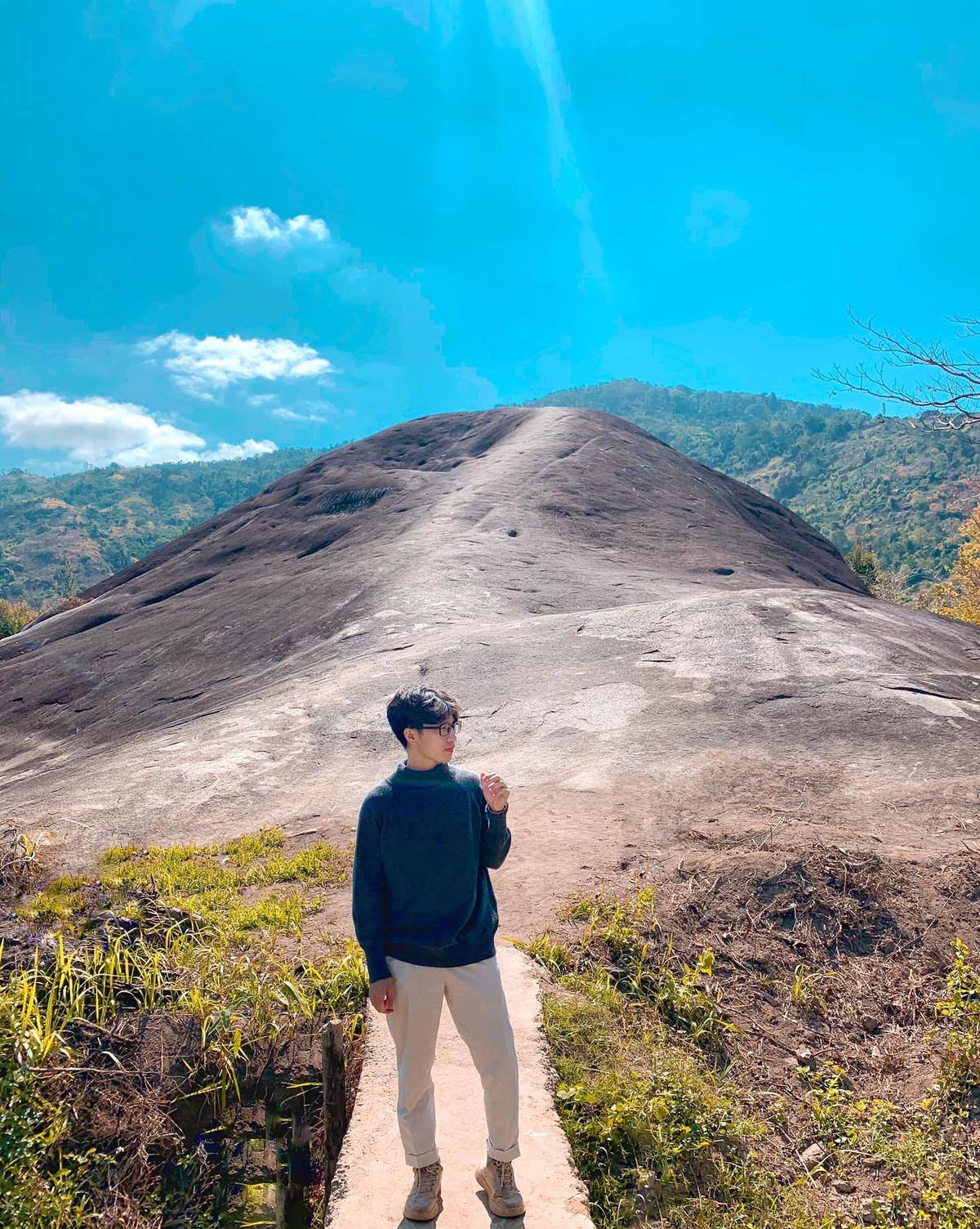 Nếu đã đặt chân đến Buôn Ma Thuột thì bạn nhất định phải đến núi đá voi mẹ, thực chất là một tảng đá nguyên khối lớn nhất Việt Nam. Ảnh: Phan Bá Lộc