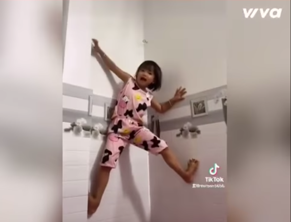 Trèo leo, đánh đập, nhảy nhót,...là những hành động nghịch ngợm của các bé gái khiến cha mẹ không nói nên lời.