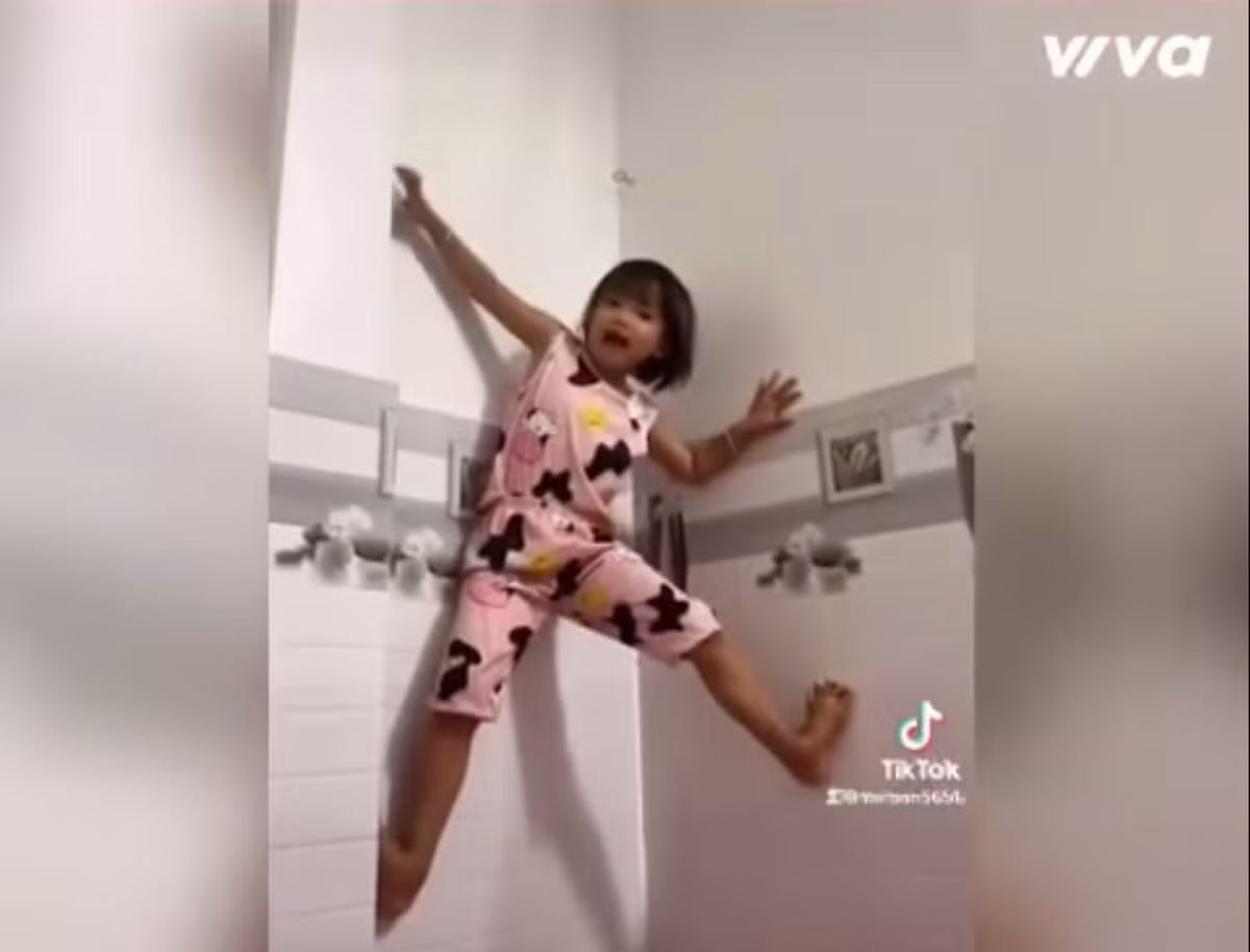 Trèo leo, đánh đập, nhảy nhót,...là những hành động nghịch ngợm của các bé gái khiến cha mẹ không nói nên lời.