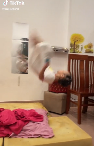 trên MXH xuất hiện không ít hình ảnh các bé gái với nhiều tình huống nghịch ngợm "dở khóc dở cười", nhất là các bậc phụ huynh không khỏi than trời: "Con nhà ai mà nghịch thế này".