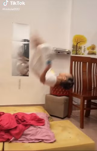 trên MXH xuất hiện không ít hình ảnh các bé gái với nhiều tình huống nghịch ngợm "dở khóc dở cười", nhất là các bậc phụ huynh không khỏi than trời: "Con nhà ai mà nghịch thế này".