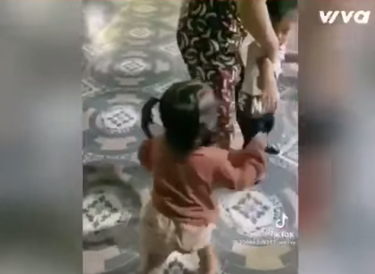 Khi xem những hình ảnh trên, các bậc phụ huynh không khỏi than trời: "Con gái nghịch ngợm đâu kém mấy "bà giặc".