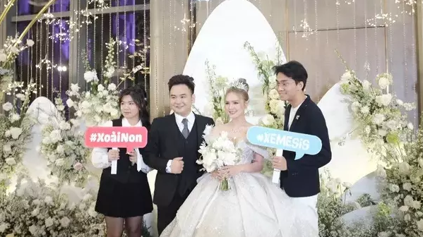 Những khi xuất hiện tại lễ cưới của Xemesis, cô nàng lại lộ khuôn mặt tròn trịa.