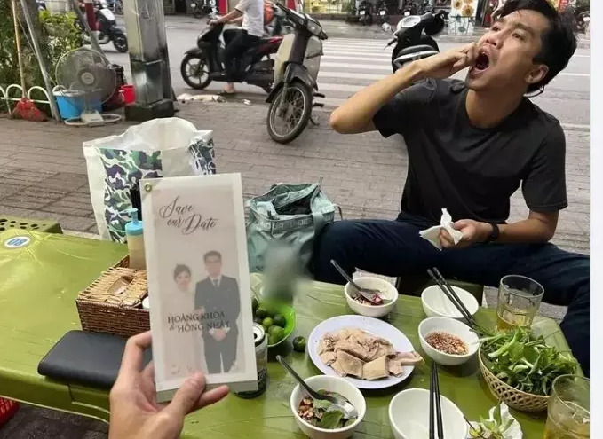 Thời gian qua PewPew gây chú ý khi chốt cưới bạn gái lâu năm tên Hồng Nhật. Anh chàng cũng đã ra Bắc, "lượn khắp Hà Nội" để phát thiệp cưới tới bạn bè.