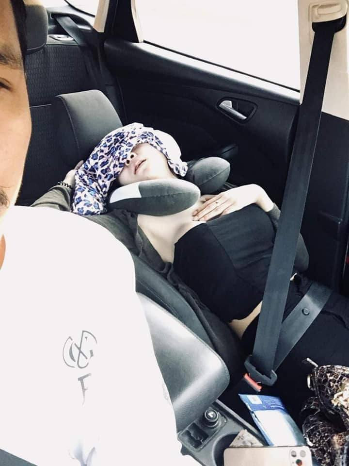 Tuy nhiên, điều khiến mọi người buồn cười hơn cả là việc dù bạn gái đang say xe muốn “chết đi sống lại” thì anh người yêu này vẫn sử dụng điện thoại để selfie lưu khoảnh khắc đáng nhớ này.