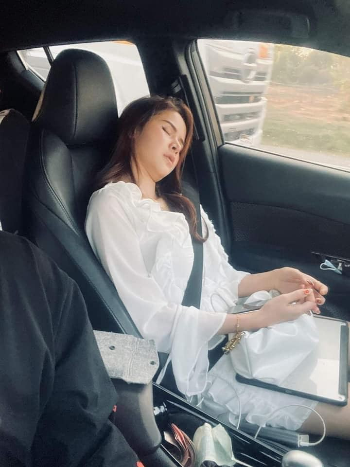 Ngay sau khi những hình ảnh trên được chia sẻ lên mạng xã hội đã khiến nhiều người bật cười. Nhiều người có chung nỗi khổ bị say tàu xe bày tỏ đồng cảm với cô nàng.