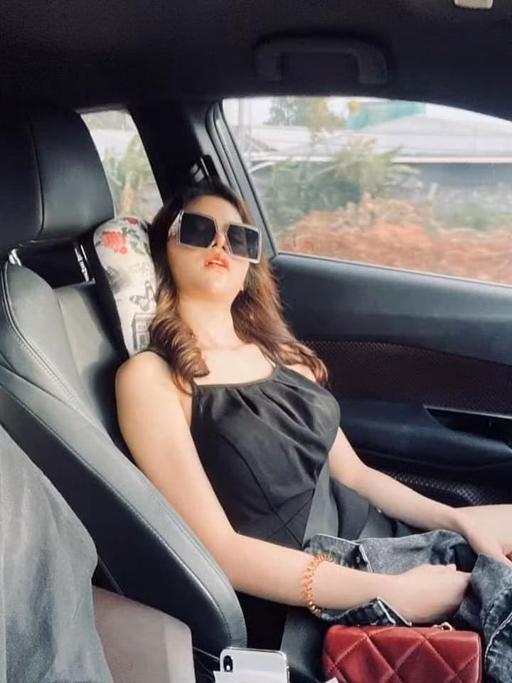 Chàng trai này cũng khá "lầy lội" khi chăm chỉ lưu giữ lại những lần say xe vật vã của bạn gái.