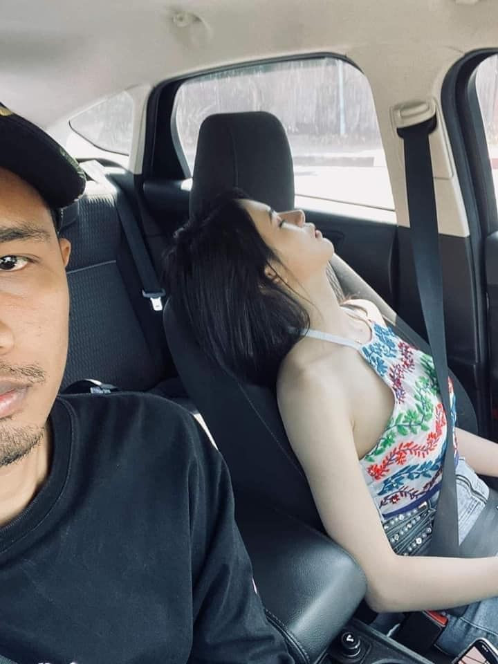 Quan sát hình ảnh có thể thấy, khi đang ngồi trên xe cô gái này mặc định sẽ bị say xe, đồng thời nằm lăn ra ngủ vật vã khiến chàng trai phải lôi điện thoại chụp lại.