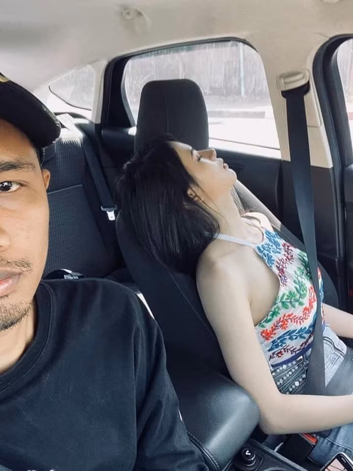 Quan sát hình ảnh có thể thấy, khi đang ngồi trên xe cô gái này mặc định sẽ bị say xe, đồng thời nằm lăn ra ngủ vật vã khiến chàng trai phải lôi điện thoại chụp lại.