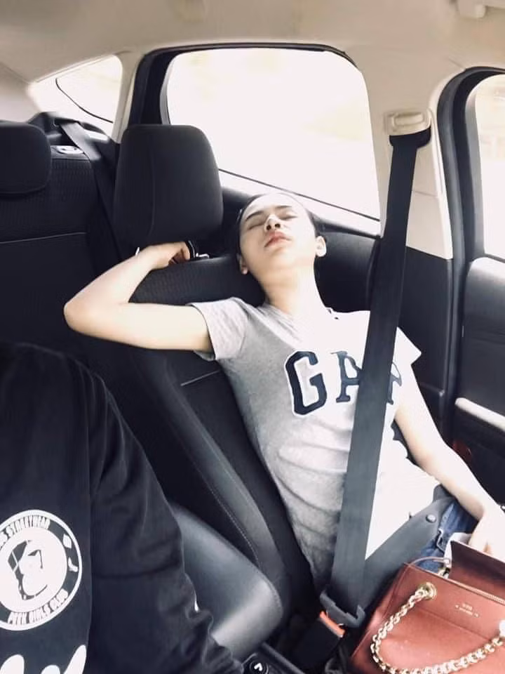 Qua ống kính của bạn trai, cô gái này mỗi lần lên xe di chuyển là say xe cùng đủ tư thế vật vã vô cùng hài hước.