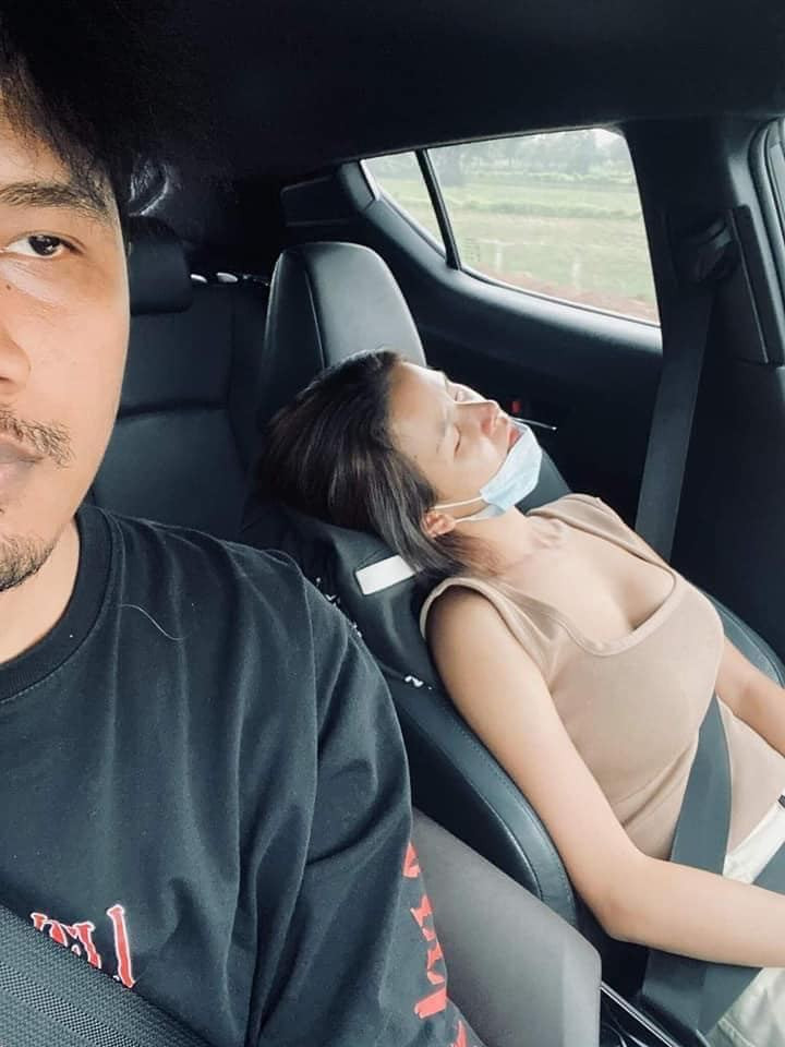 Mới đây, trên mạng xã hội chia sẻ loạt khoảnh khắc của một cô gái say xe vật vã đã nhanh chóng thu hút sự chú ý của cộng đồng mạng.