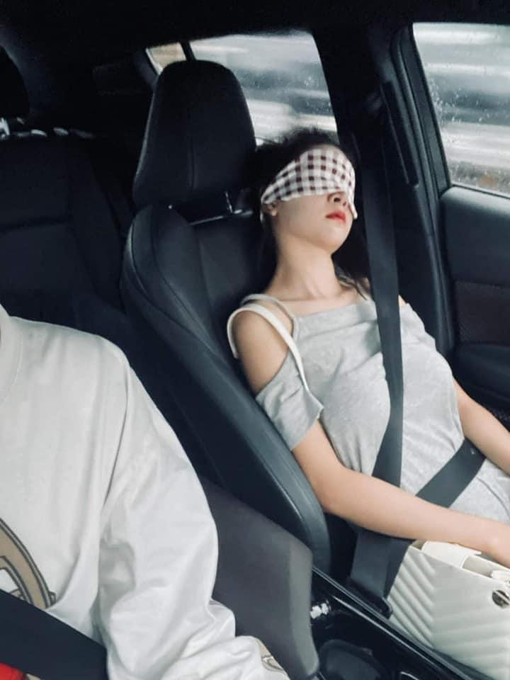 Thay vì tìm đủ mọi cách để chống say xe thì nhiều người lại lựa chọn ngủ một giấc để quên đi.