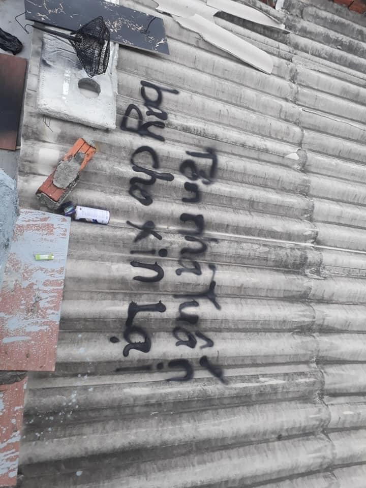 Với những nhà lợp bằng mái tôn, điều lo lắng nhất là gió bão có thể cuốn bay bất cứ lúc nào. Dù rằng việc ghi tên lên tôn chỉ là đề phòng nhưng hầu hết ai cũng thực hiện để tránh gió cuốn bay mà không tìm lại được.