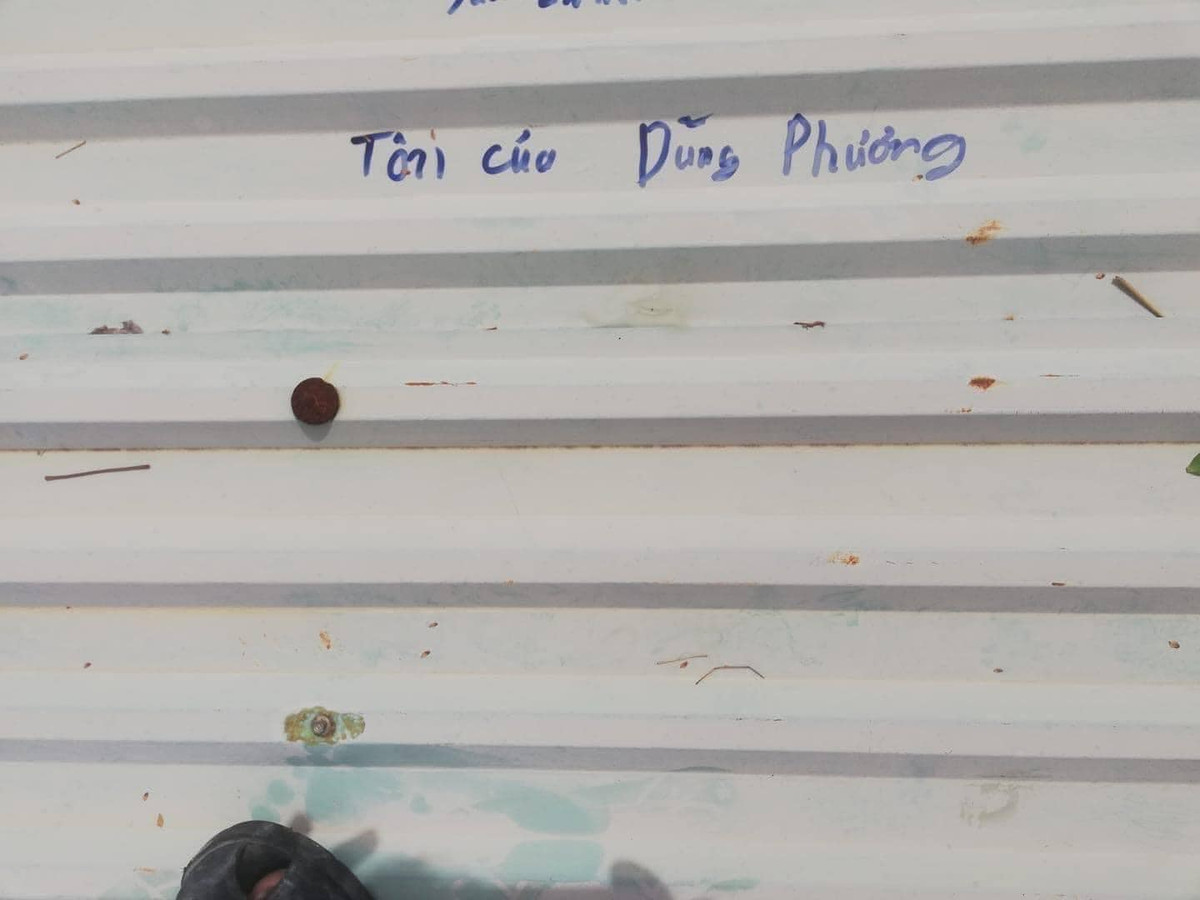 Bão to, gió quật sẽ khiến nhiều ngôi nhà bật mái tôn. Vì thế, nhiều người đã viết tên mình lên mái tôn để nếu lỡ có bay đi còn có thể tìm lại.