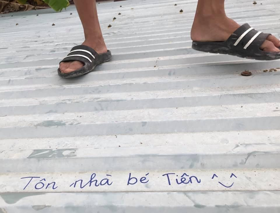 Trên mạng xã hội, cộng đồng mạng đã lan truyền những hình ảnh trên mái nhà của nhiều người dân để chống chọi với cơn bão số 4 nhìn vừa thương vừa buồn cười.