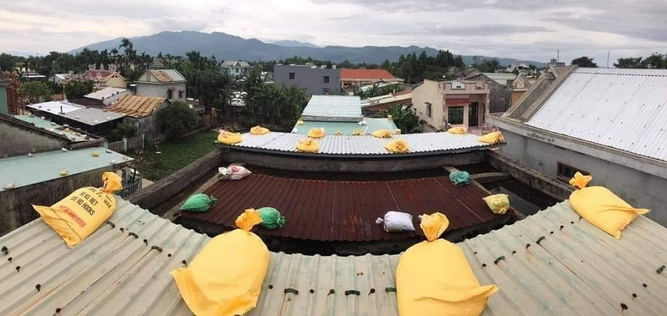Những bì cát được người dân chuẩn bị và xếp đều lên mái nhà trước khi cơn bão Noru đổ bộ.