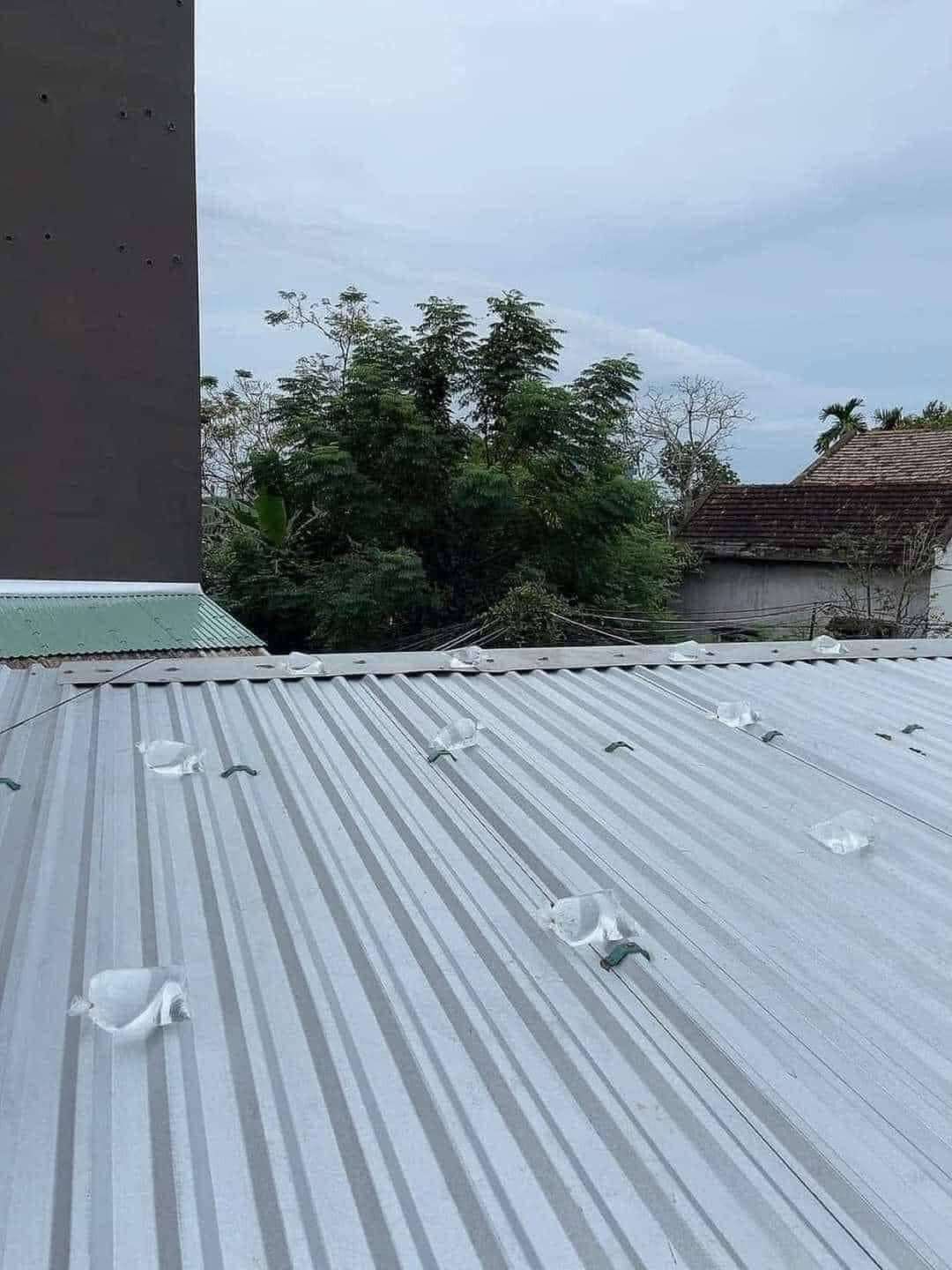 Ngoài việc ghi tên lên từng mái tôn, nhiều người dân còn dùng các cách khác nhau nhằm giữ, chắn không để tôn bay mất.