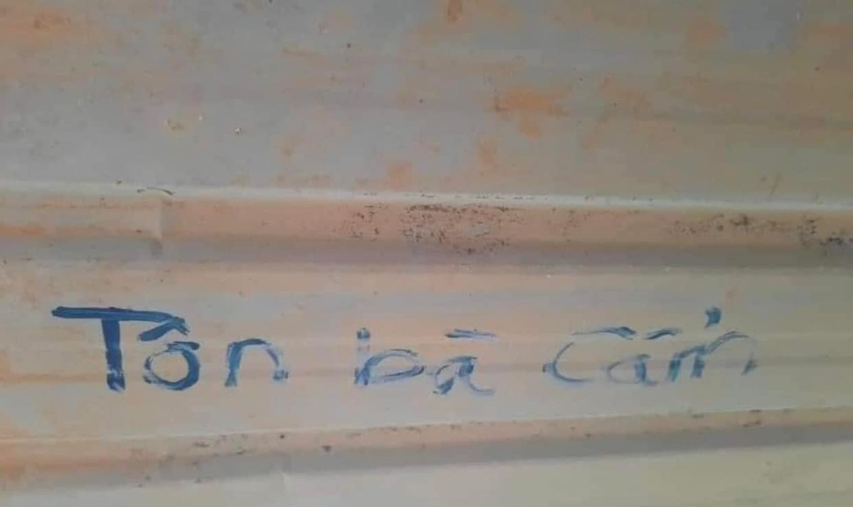 Sau bão, có thể bà con sẽ phải vất vả đi tìm lại những tấm tôn này mặc dù được đánh dấu bằng tên.